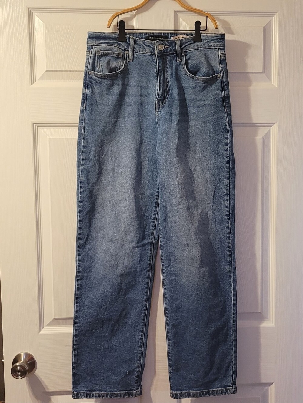 BCBG Straight Leg Women's Jeans - Light Blue. Size  28